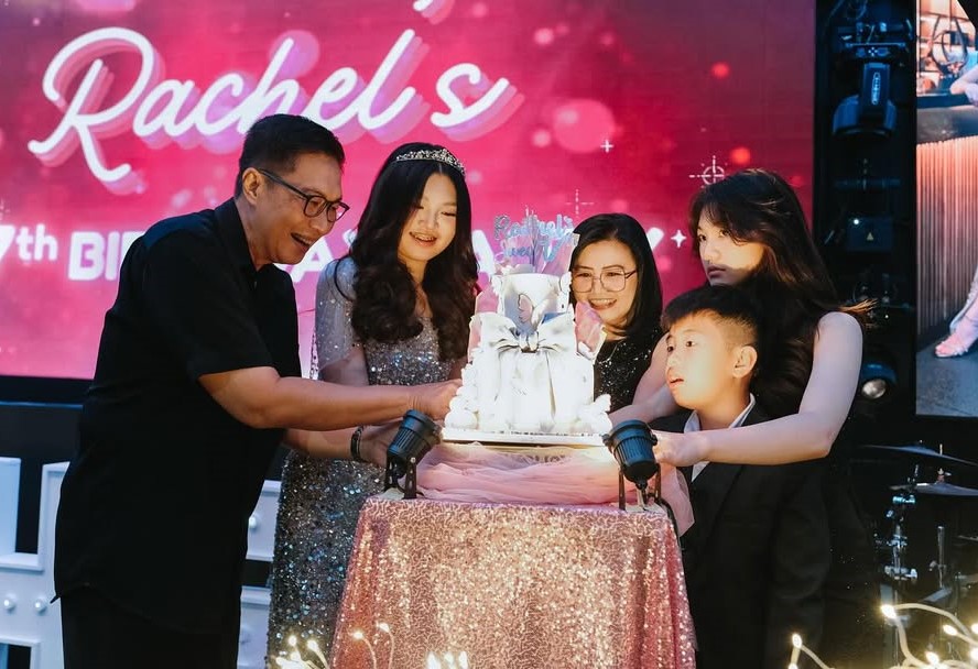 Seventeen candles, each one a memory, a wish and a step into the future 🕯️_______#event #eventm